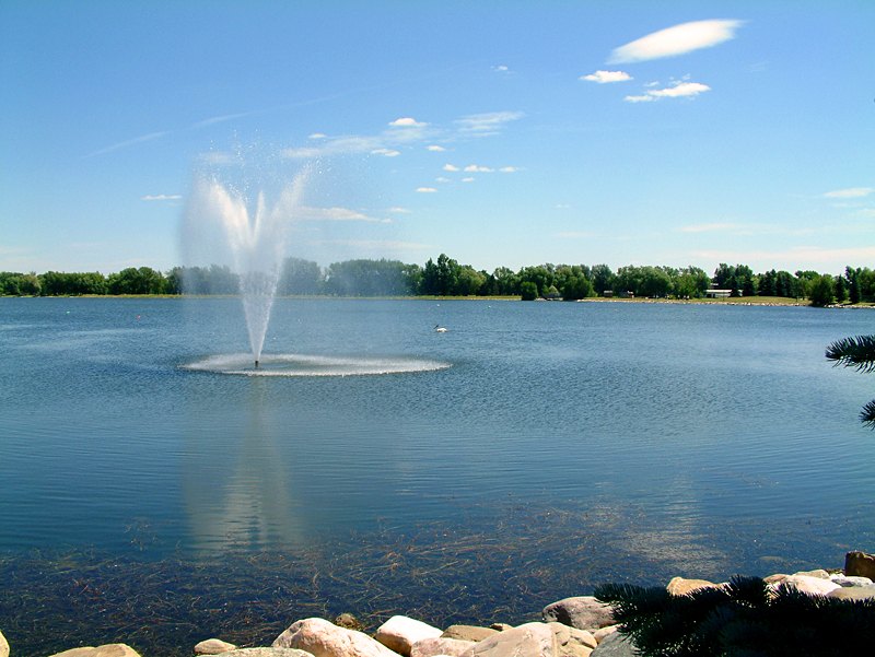 Henderson Lake and its fountain, seen from the north shore